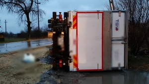UPDATE. Accident cumplit în Dâmbovița! Doi oameni au murit, după ce au fost spulberați de un TIR, care s-a răsturnat