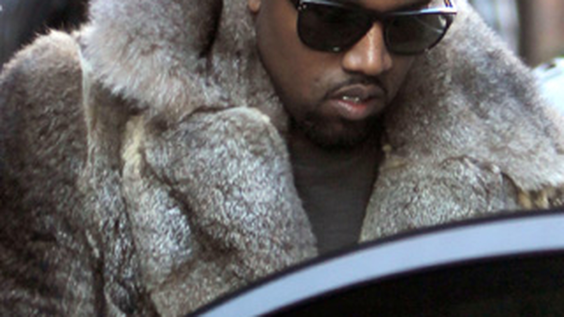 VIDEO Sange, maini amputate si manechine spanzurate! Vezi ororile din ultimul clip al lui Kanye West!