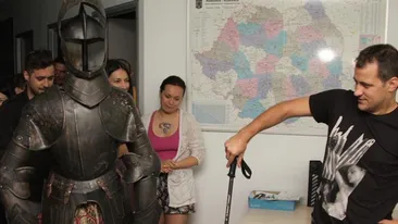 Colegii fac glume pe seama lui Huidu! I-au luat cadou o armura ca sa mearga la schi cu ea