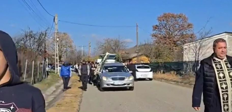 Andrei, adolescentul de 16 ani din Gorj care a murit după ce medicii au refuzat să-l opereze, a fost înmormântat. VIDEO