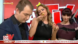 O sa-ti ploua in gura! Roxana Ionescu a facut clatite in platoul emisiunii CanCan TV: "Prima data am gatit cand m-am casatorit"