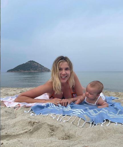 Emily Burghelea, vacanță de vis în Grecia: ”Sexy mama?” GALERIE FOTO