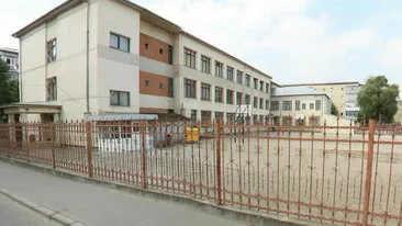 O școală din Vaslui trece în scenariul roșu și alte 13 școli suspendă scenariile verde și galben