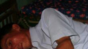 HORROR! Si-a dezgropat sotia moarta si acum doarme cu ea in pat! Vezi ce i-a putut face femeii si in ce hal arata trupul ei