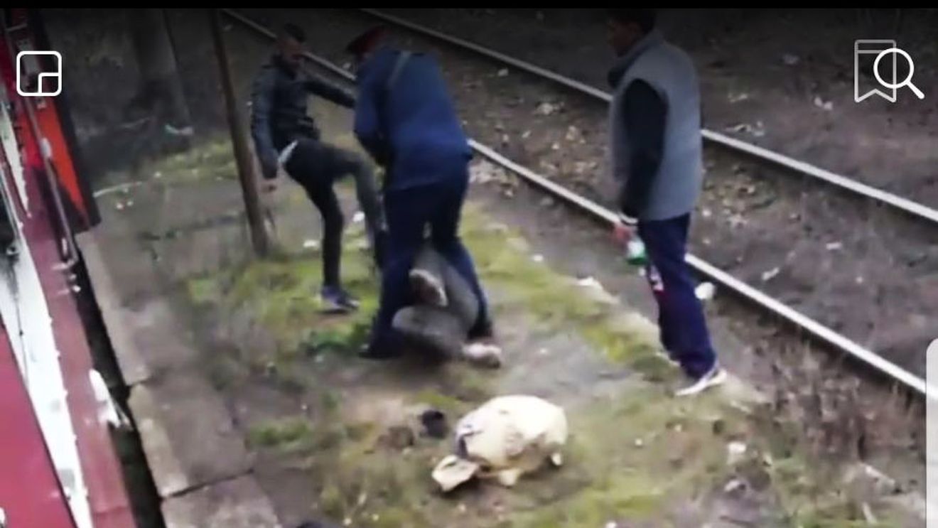 Imagini scandaloase! Un călător este bătut de controlor, într-o gară din Arad. Individul este lăsat lat pe peron!