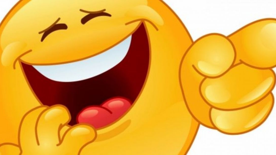 Bancul Zilei | Un cuplu se uita seara la televizor. Exasperată, soția izbucnește...