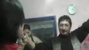 Habar n-ai sa te distrezi daca n-ai comis-o p-asta! 12 tarani pursange, beti morti intr-o odaie de chirpici incing o hora si chiuie de crapa ferestrele - VIDEO DE LA TARA