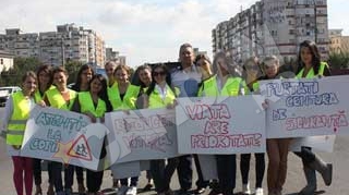 Campanie rutiera inedita in Arges: indicatoare plimbate in trafic de fete de liceu