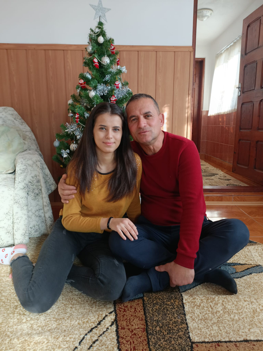 Andreea, alături de tatăl său, într-un moment în care nimic nu prevestea tragedia care va urma foto: Facebook