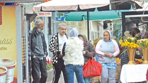 Câți lei a dat Gigi Becali celor 4 cerșetori din imagine. Nici lor nu le-a venit să creadă