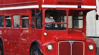 INCREDIBIL! Un sofer de autobuz a oprit un autobuz cu pasageri in plin trafic, pentru a se ruga