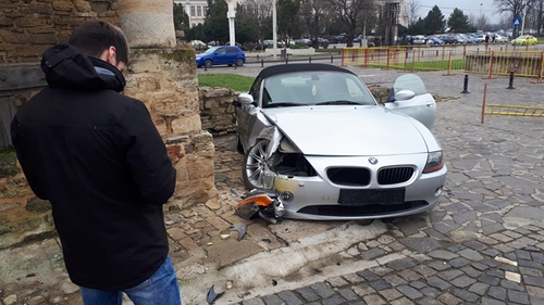 Acest bărbat din Vaslui a făcut accident cu BMW- ul! Motivul pentru care şi-a ascuns plãcuţele cu numãrul de înmatriculare