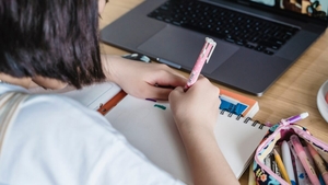 Cum a apărut o tânără din Iaşi în prima zi de liceu? Părinţii s-au uitat lung la ea