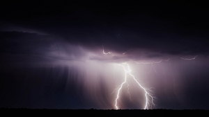 Alertă meteo! O furtună cu fulgere, grindină şi ploi puternice loveşte mai multe județe