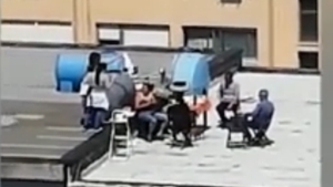 E jale mare în Italia, dar… Poliția a oprit din elicopter o petrecere cu grătar chiar pe terasa unui bloc VIDEO
