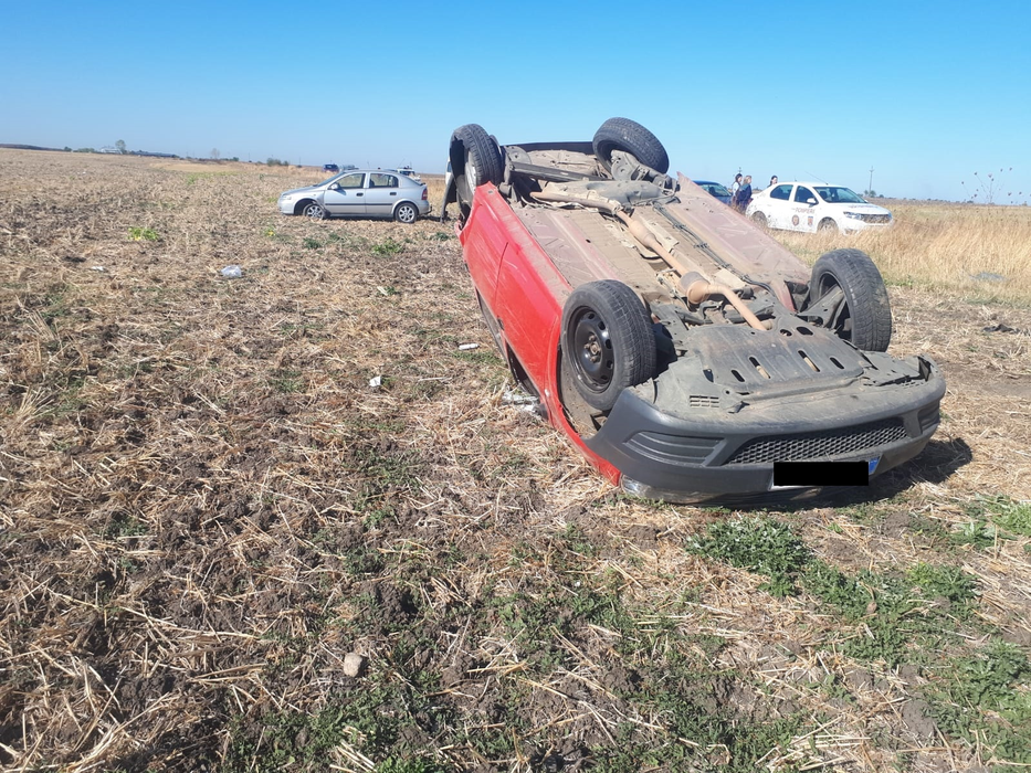 Una dintre mașini s-a răsturnat în urma impactului