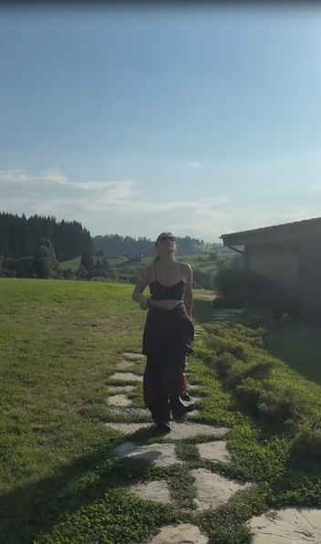 Adela Popescu și Radu Vâlcan, în vacanță cu Irina și Răzvan Fodor. Cât costă o noapte de cazare la cabana unde au petrecut vedetele