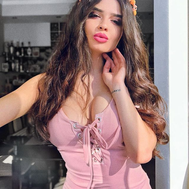 E mică, sexy și știe ce vrea! Șatena își face imediat loc în mintea ta! 