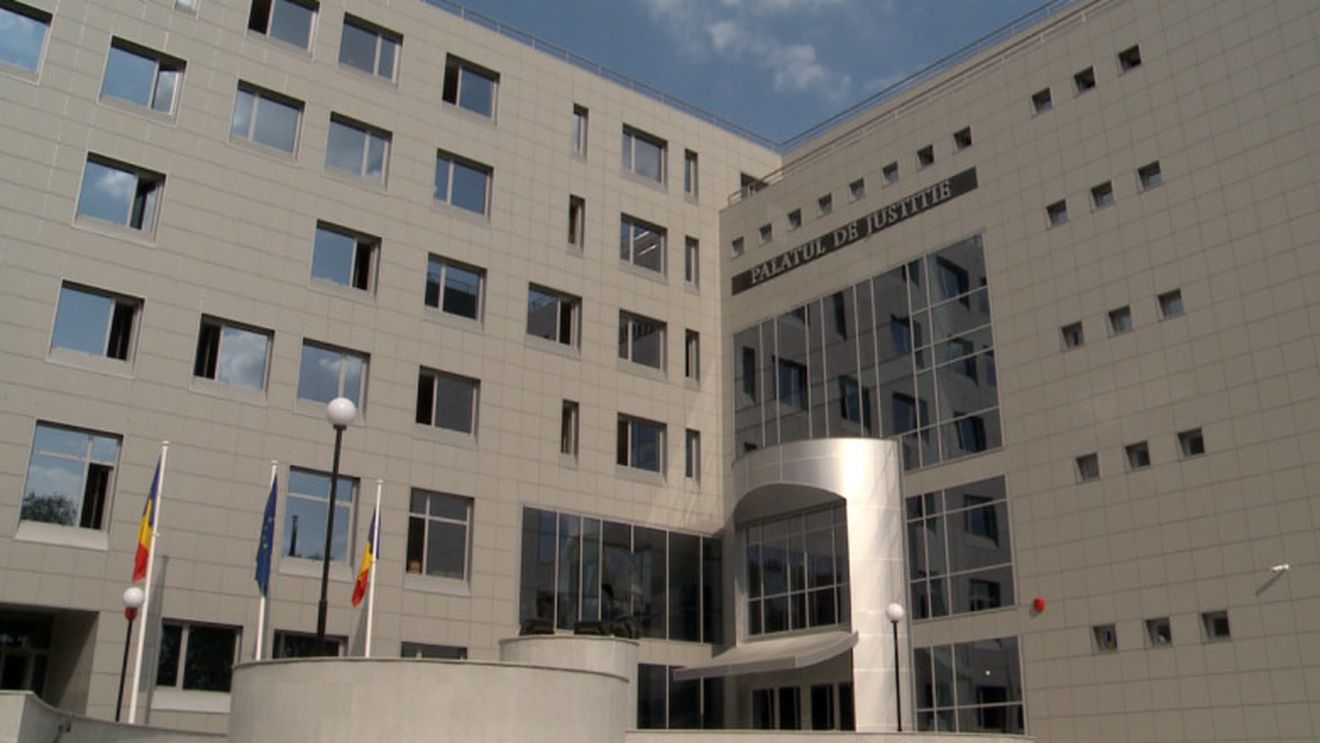 O ieșeancă i-a mințit pe magistrați, în speranța că își va salva prietenul de la pușcărie! Ce a pățit tânăra imediat după