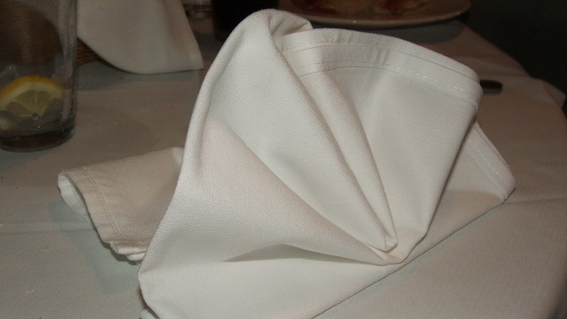 A intrat in restaurant trist si a mancat. Dupa ce a plecat, ospatarii au inceput sa planga. Ce au gasit in servetelul barbatului