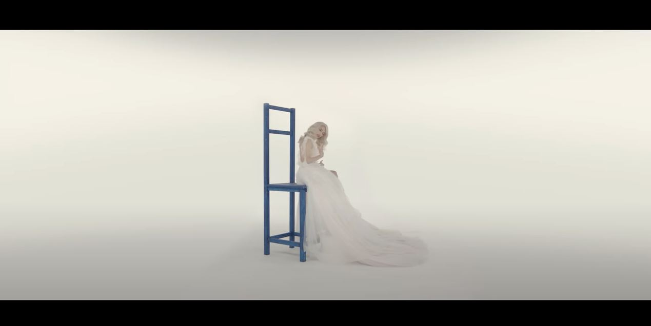 Andreea Bălan, mesaje dureroase pentru George Burcea în noua piesă, “Am crezut în basme”! Bărbatul misterios din videoclip seamănă cu tatăl fiicelor sale
