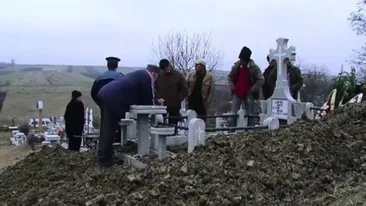 Caz terifiant în Vâlcea! Ce a găsit o familie în cavou, la 21 de ani de la înmormântarea unei tinere