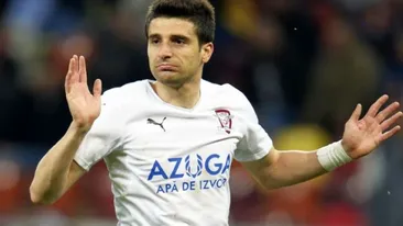 Imagini de senzaţie cu atacantul Campioanei României! Daniel Niculae şi-a expus pătrăţele la piscină