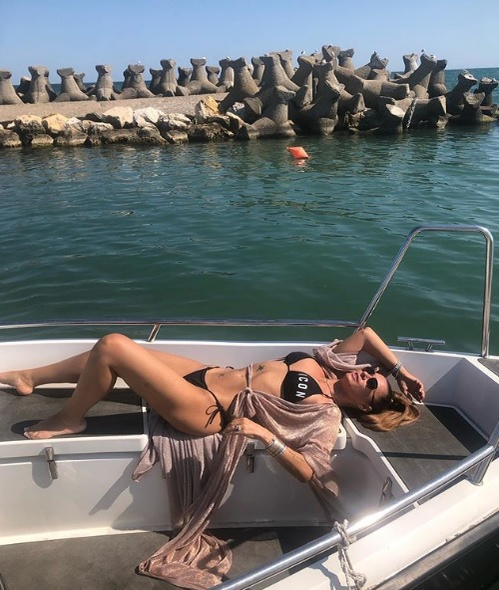 Anamaria Prodan se relaxează pe litoralul românesc. Cum arată impresara în costum de baie