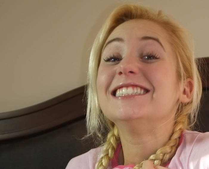 O fostă asistentă de la ”Acces Direct” face furori pe Youtube! Şi câştigă o grămadă de bani!