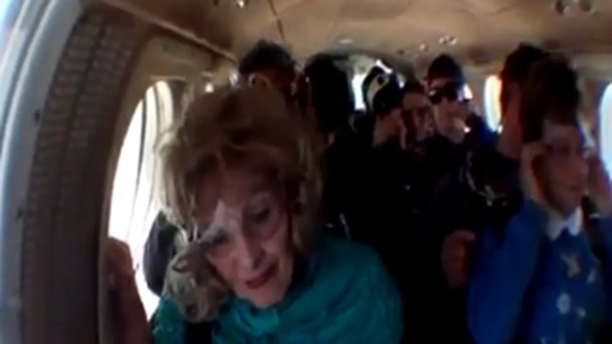 VIDEO Dupa ce o sa vezi asta o sa te gandesti de o mie de ori inainte sa te mai urci in avion! Vezi ce s-a intamplat cu o batrana care a fost fortata sa se arunce cu parasuta!