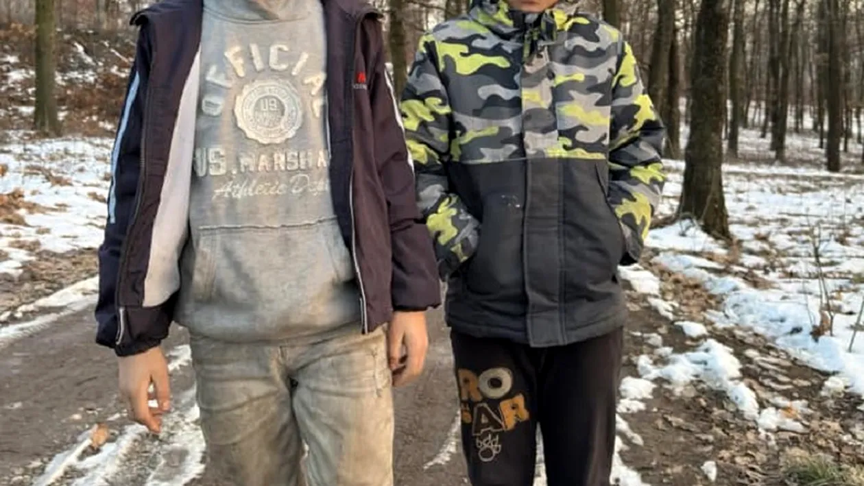 Povestea emoționantă a lui Bogdan și Alexandru! Cei doi copii merg pe jos kilometri întregi pentru a ajunge la școală sau pentru a face rost de apă