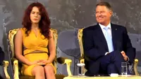 Prezență super-sexy lângă președintele Iohannis, la Iași, la deschiderea anului universitar. Cine e studenta care l-a făcut pe șeful statului să zâmbească larg