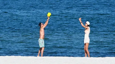 “Bini di tat”. Skizzo Skillz, un rapper calculat. A mers la plaja cu scaunelul de acasa si a mancat din pachet