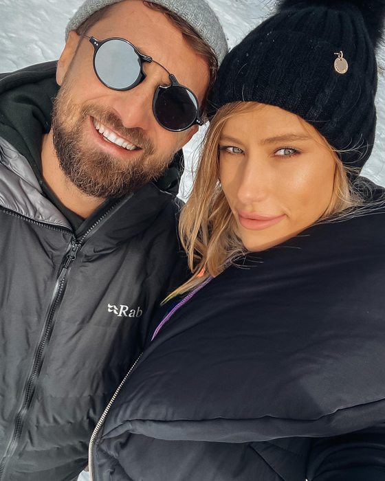 Gabriela Prisăcariu și Dani Oțil au dat frâu liber pasiunii în timp ce se aflau într-o piscină. Ipostaza incitantă în care au fost fotografiați cei doi logodnici