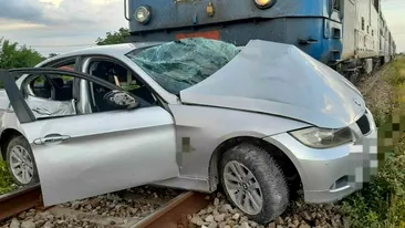 Accident cumplit în Ialomița. Un șofer de BMW a fost lovit de tren