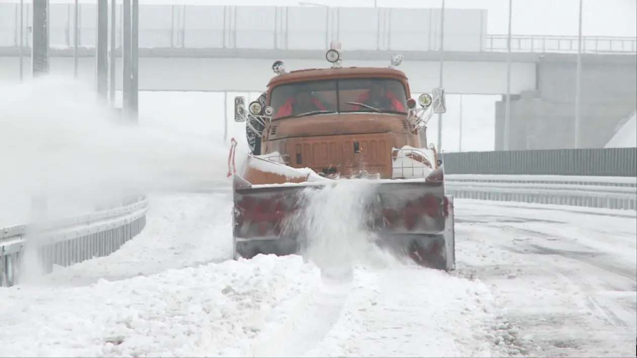 Autostrada Vestului, blocata de 36 de ore! Drumarii se chinuie fara succes sa dea zapada