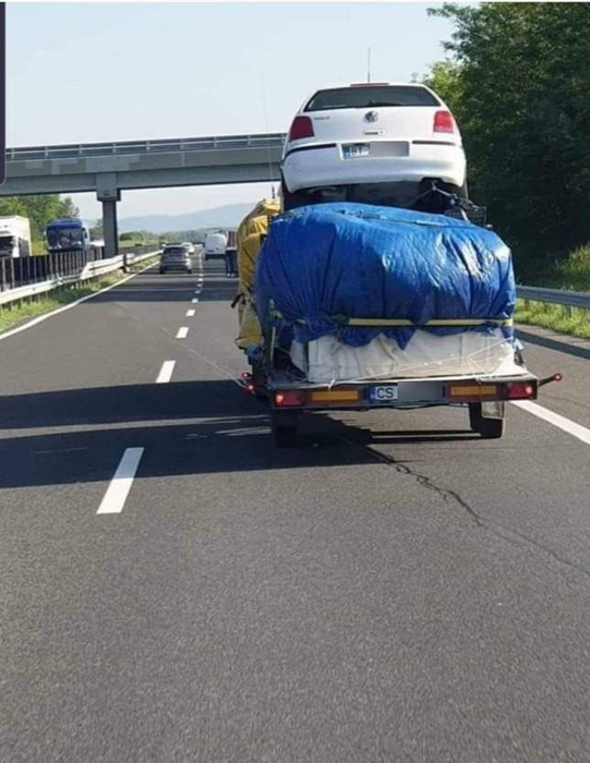 Un şofer român și-a urcat maşina pe o remorcă plină cu bagaje. Imaginile care au stârnit râsul