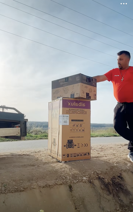 După ce l-a umilit pe Dorian Popa pentru 2 pizza, Adelin Petrișor a primit două colete de la Pescobar. Ce se afla în ele