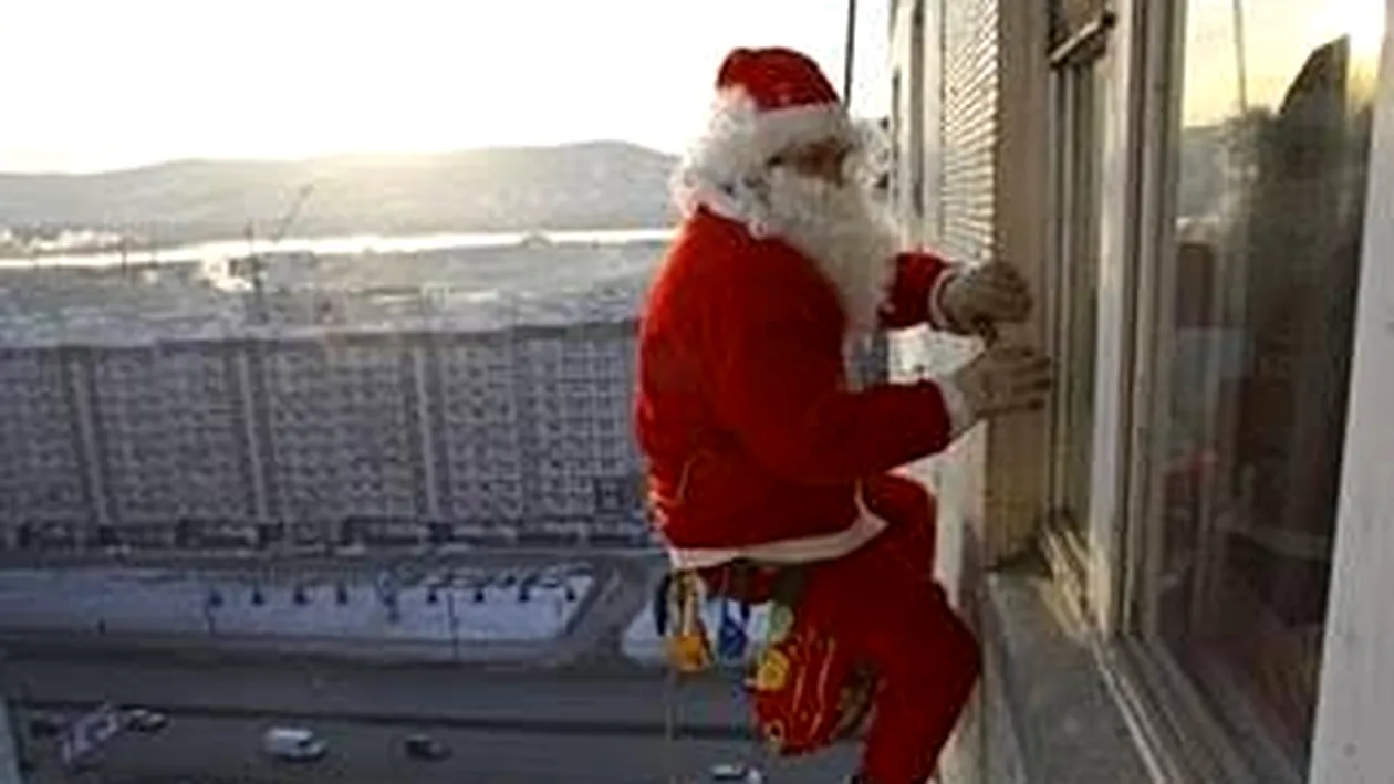 Vrei să-ţi convingi copiii că Moş Crăciun există? Poţi să închiriezi unul care să-ţi intre fix pe geam! Află cât costă!