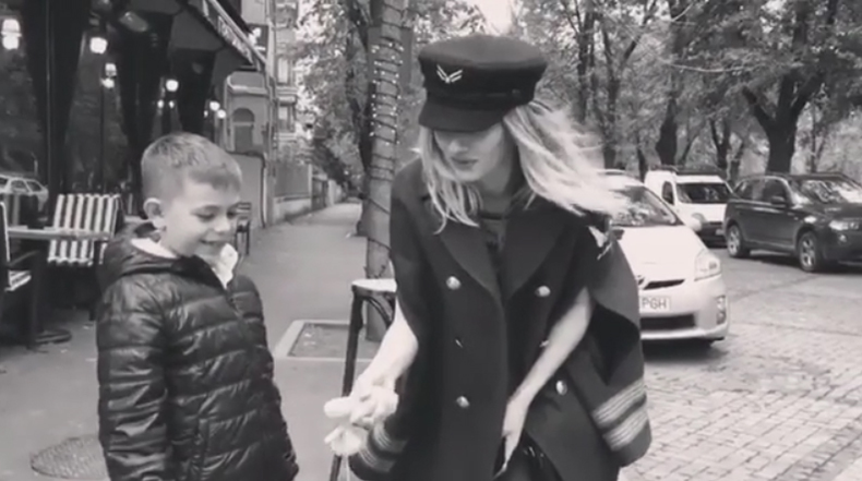 Lidia Buble şi nepotul s-au distrat cu Kendama