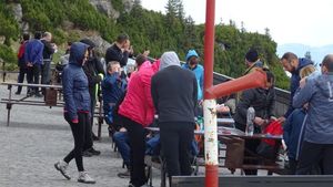 Românii au trecut la o relaxare totală! Turiștii au luat cu asalt Ceahlăul, iar măsurile de protecție au fost aproape inexistente