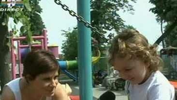 El este baietelul Madalinei Manole! Seamana leit cu Petru Mircea si se distreaza maxim in parc - El si tatal lui sunt foarte fericiti