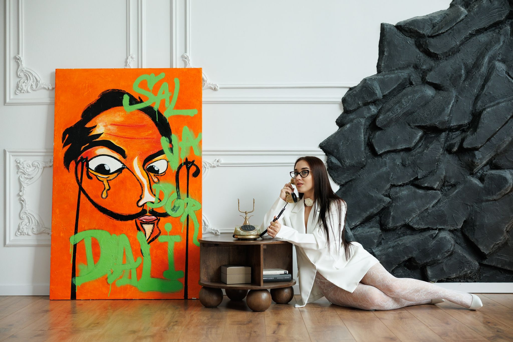 Interzis cardiacilor! Face artă cu bustul gol: Artista Adelina Robu pictează cu nurii și susține că nu e nimic rușinos în asta!„Eu exprim feminitatea. Corpul unei femei este frumos!”