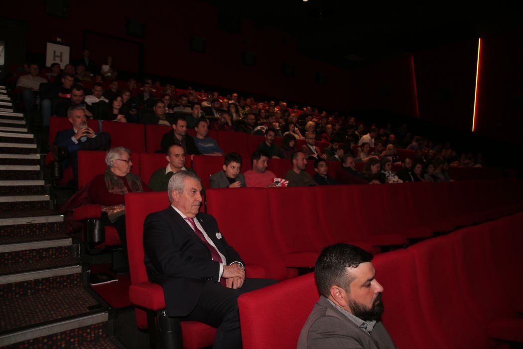 Călin Popescu Tăriceanu, la premiera fabulosului film ”ExCES de Eleganță”. Pelicula ecranizează ediția din 2018 a Concursului de Eleganță Sinaia