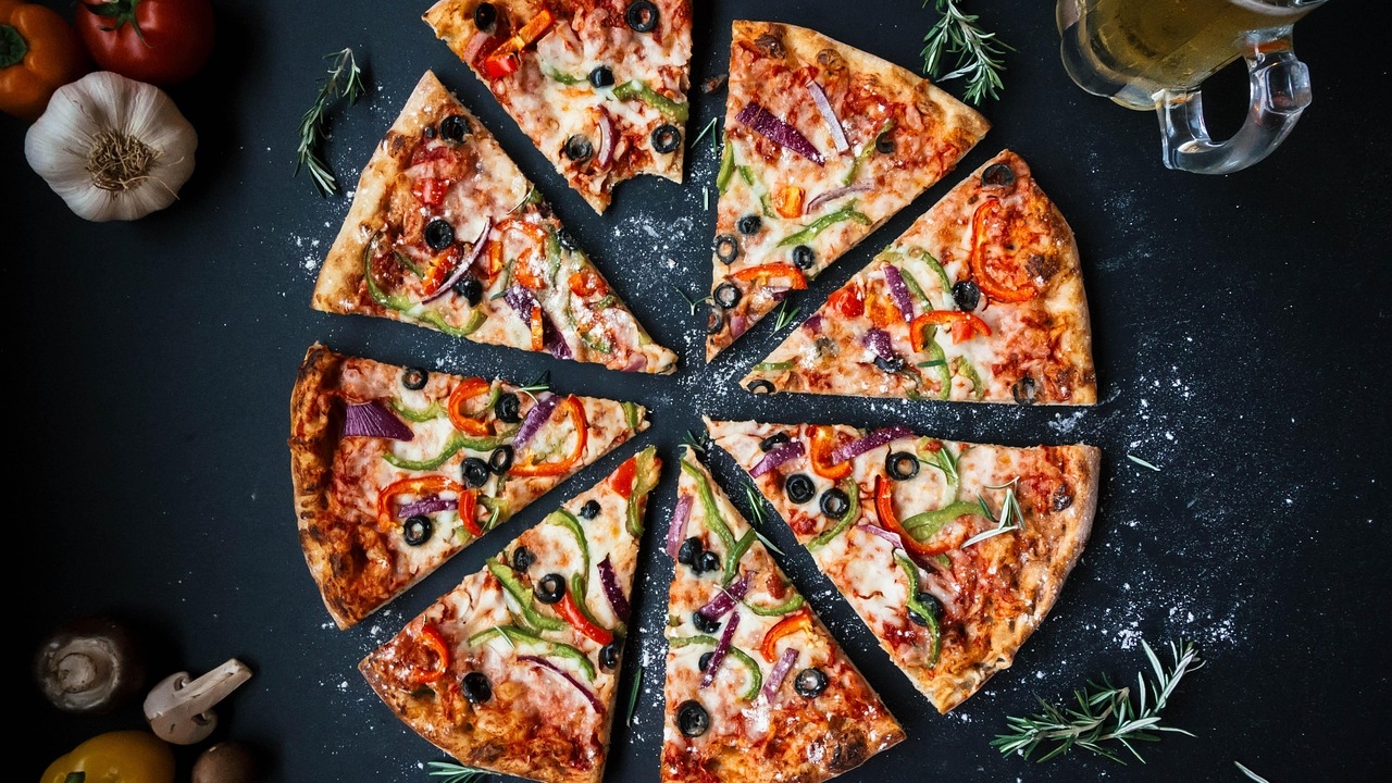 Se mai poate mânca pizza, dacă a stat mai mult de 24 de ore în frigider? Cât rezistă, de fapt