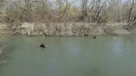 Casă de bani, căutată de scafandri în Jiu. Doi bărbați sunt suspectați de furtul a 235.000 de lei