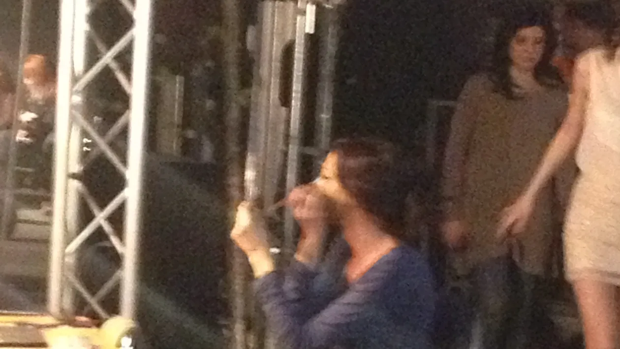 A cucerit lumea cu hit-ul Diva dar nu se comporta ca o diva. Dana International s-a machiat singura, la o masuta, la Vocea