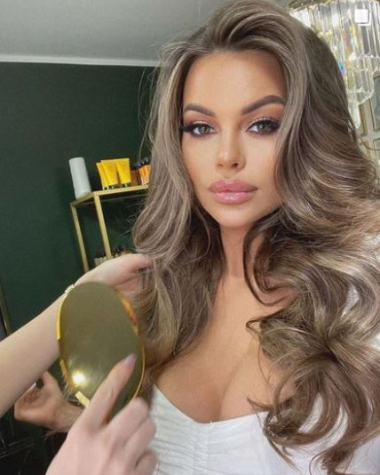 Oficial, îi merge foarte bine iubitei lui Alex Bodi! Justyna Gradek și-a cumpărat azi un bolid albastru care valorează cât o garsonieră | FOTO