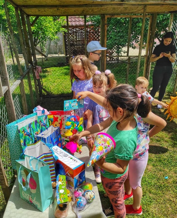 Ce petrecere au dat doi români pentru cioara de companie. Cronco a împlinit 2 ani