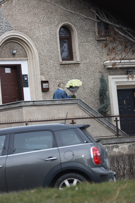Irina Tănase a ”preluat” un imens buchet de trandafiri (Foto: CANCAN.RO)